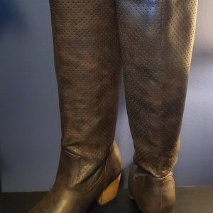 Excellent condition!! Super tall, super cute, anytime brown boots